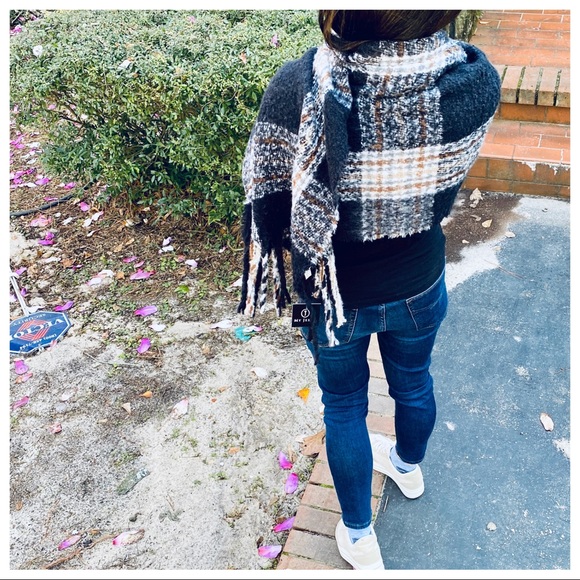 Gorgeous soft oversized shawl/scarf fringed - Picture 5 of 6